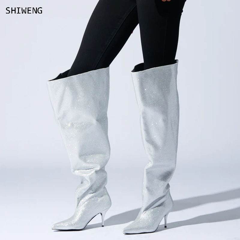 Street Fashion Rome 2026 - Sepatu Boots Kristal Perak Setinggi Lutut